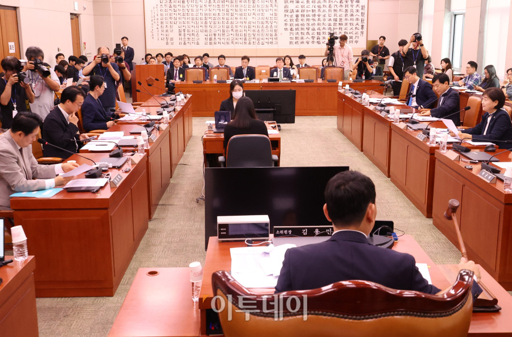 ▲2일 서울 여의도 국회 법제사법위원회 법안심사제1소위원회에서 더불어민주당 소속 김용민 위원장이 상법 일부개정법률안 등 안건 심사 개의를 알리는 의사봉을 두드리고 있다. 고이란 기자 photoeran@