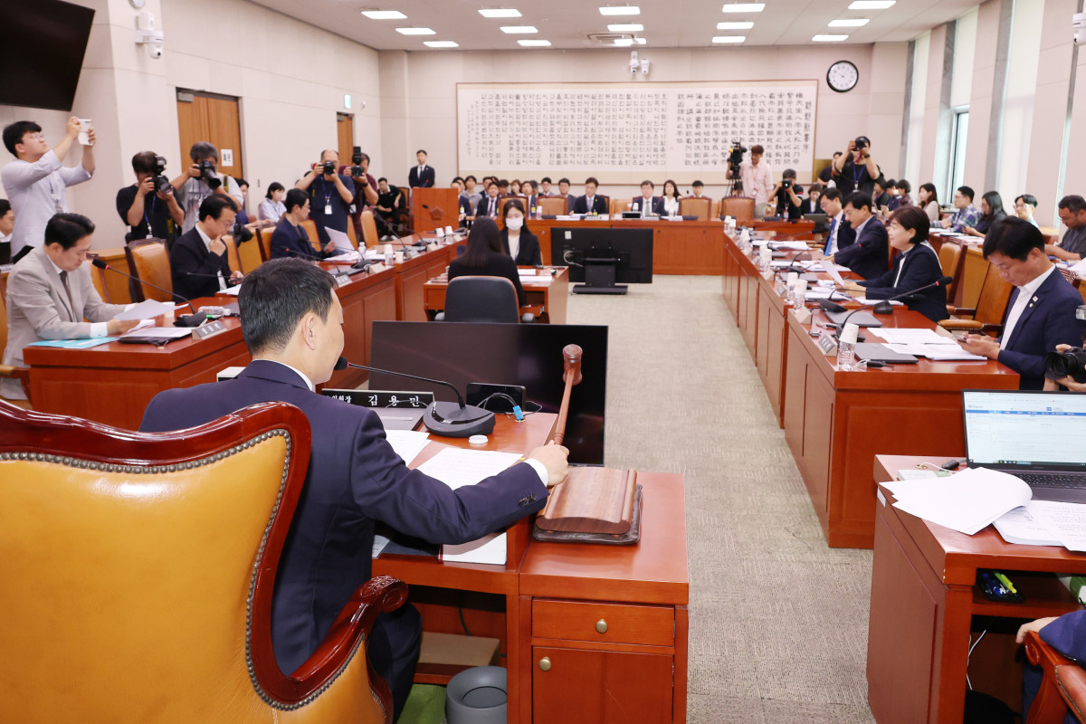 ▲2일 국회 법제사법위원회 법안심사제1소위원회에서 더불어민주당 소속 김용민 소위원장이 상법 일부개정법률안 등 안건을 상정하며 의사봉을 두드리고 있다. (연합뉴스)