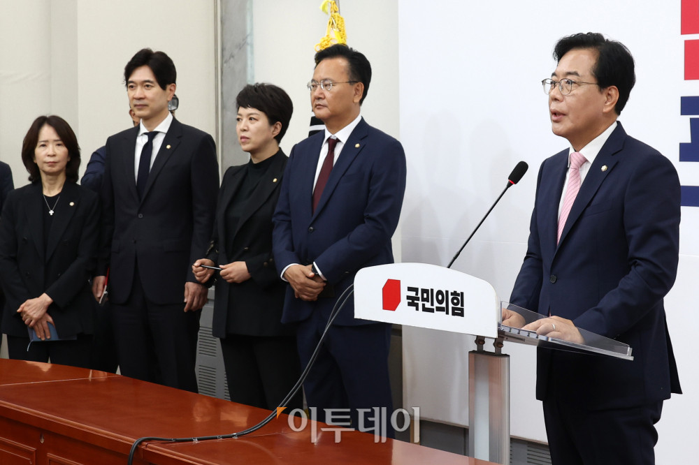 ▲송언석 국민의힘 비상대책위원장 겸 원내대표가 2일 서울 여의도 국회에서 비대위원장 취임 기자회견을 하고 있다. 왼쪽부터 최수진, 박성훈 원내대변인, 김은혜 원내정책수석, 유상범 원내운영수석부대표.