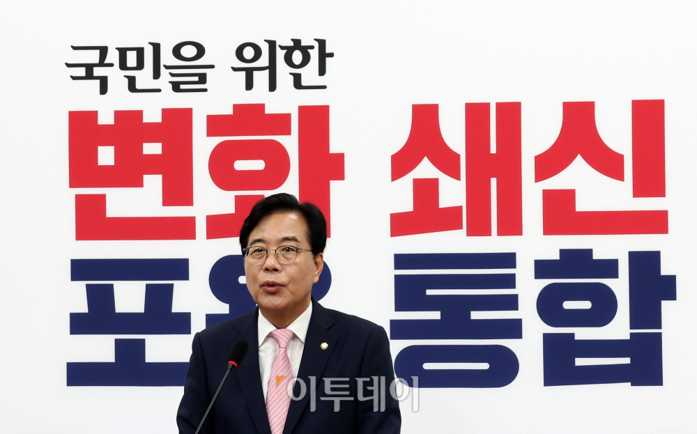 ▲송언석 국민의힘 비상대책위원장 겸 원내대표가 2일 서울 여의도 국회에서 비대위원장 취임 기자회견을 하고 있다. 고이란 기자 photoeran@