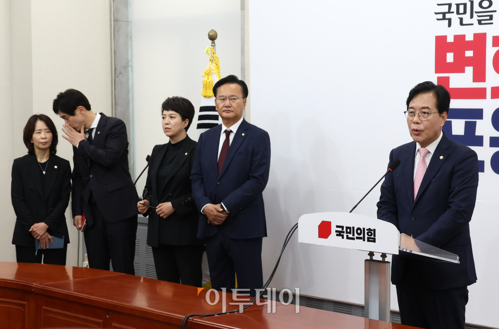 ▲송언석 국민의힘 비상대책위원장 겸 원내대표가 2일 서울 여의도 국회에서 비대위원장 취임 기자회견을 하고 있다. 왼쪽부터 최수진, 박성훈 원내대변인, 김은혜 원내정책수석, 유상범 원내운영수석부대표. 고이란 기자 photoeran@