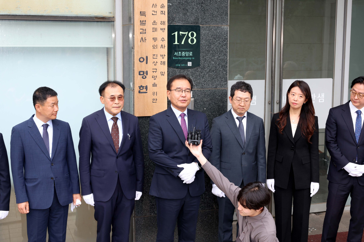 ▲이명현 채상병 특검검사가 2일 서울 서초구에 마련된 특검 사무실에서 현판 제막을 마친 뒤 발언하고 있다. 신태현 기자 holjjak@