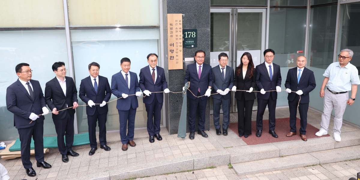 ▲이명현 채상병 특검검사 등 특검팀이 2일 서울 서초구에 마련된 특검 사무실에서 현판 제막을 하고 있다. 신태현 기자 holjjak@