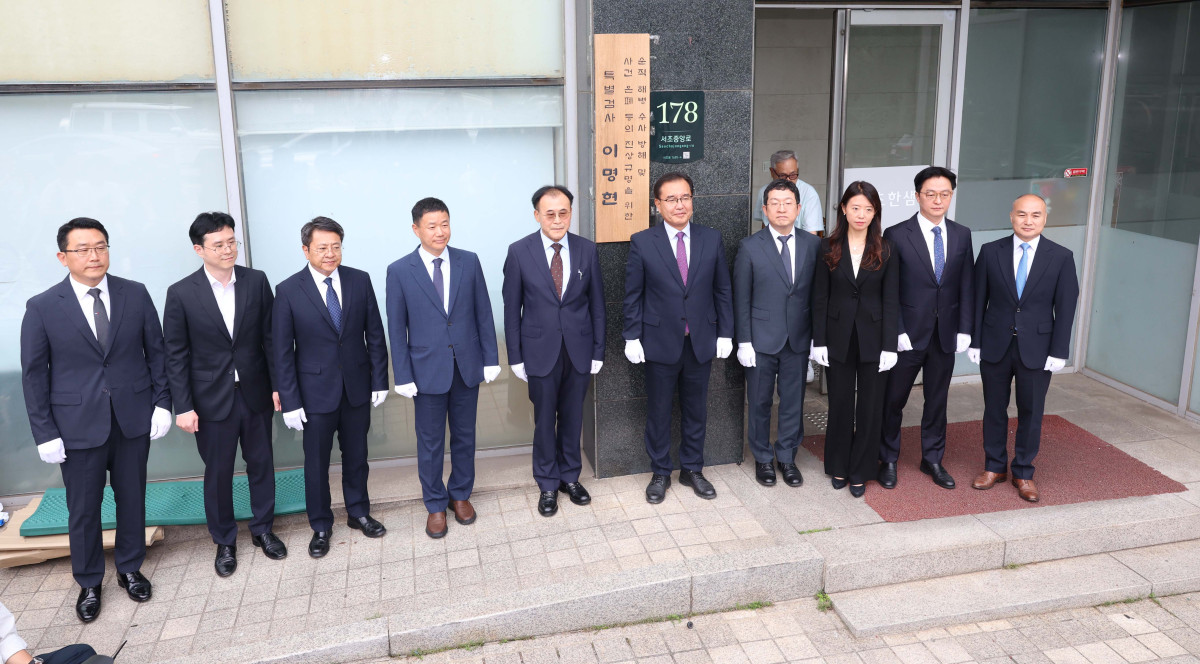 ▲이명현 채상병 특검검사 등 특검팀이 2일 서울 서초구에 마련된 특검 사무실에서 현판 제막을 하고 있다. 신태현 기자 holjjak@