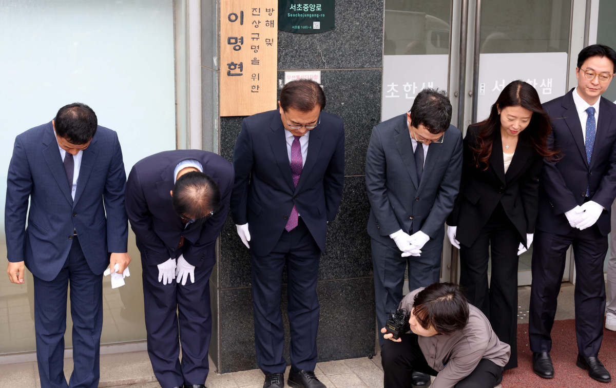 ▲이명현 채상병 특검검사 등 특검팀이 2일 서울 서초구에 마련된 특검 사무실에서 현판 제막을 한 뒤 인사하고 있다. 신태현 기자 holjjak@