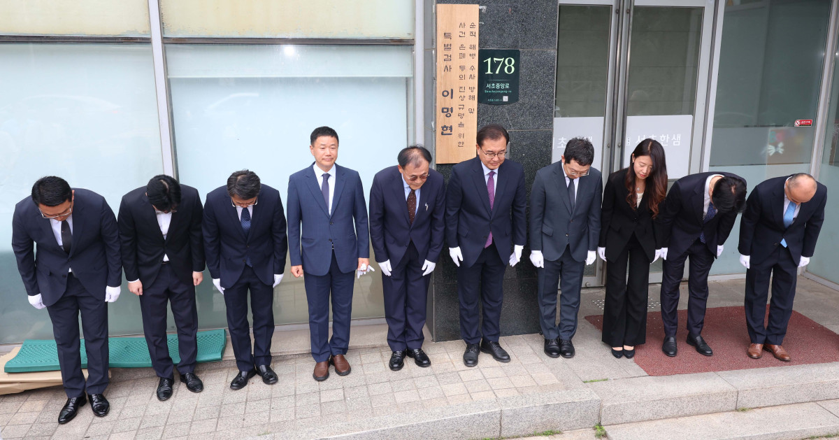 ▲이명현 채상병 특검검사 등 특검팀이 2일 서울 서초구에 마련된 특검 사무실에서 현판 제막을 한 뒤 인사하고 있다. 신태현 기자 holjjak@