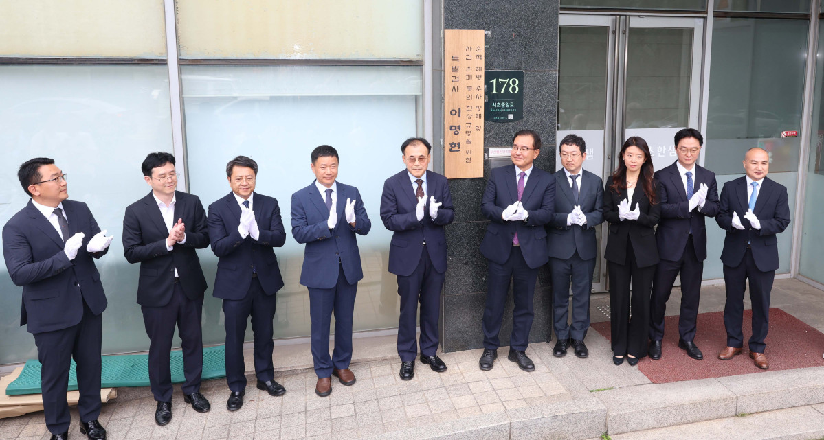 ▲이명현 채상병 특검검사 등 특검팀이 2일 서울 서초구에 마련된 특검 사무실에서 현판 제막을 한 뒤 박수치고 있다. 신태현 기자 holjjak@