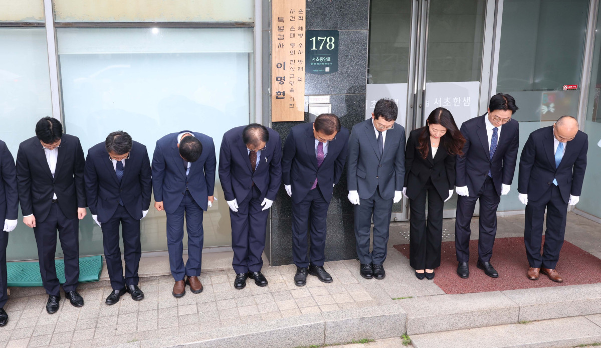 ▲이명현 채상병 특검검사 등 특검팀이 2일 서울 서초구에 마련된 특검 사무실에서 현판 제막을 한 뒤 인사하고 있다. 신태현 기자 holjjak@