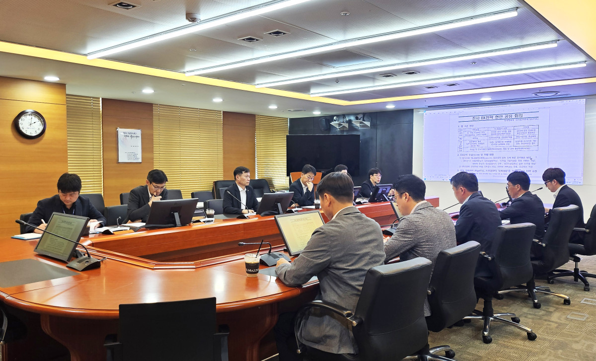 ▲한국서부발전은 2일 충남 태안 본사에서 이정복 서부발전 사장(뒷줄 왼쪽 세 번째) 주재로 ‘디지털 변환(DX) 전략 수립을 위한 전략회의’를 개최했다. (사진제공=한국서부발전)
