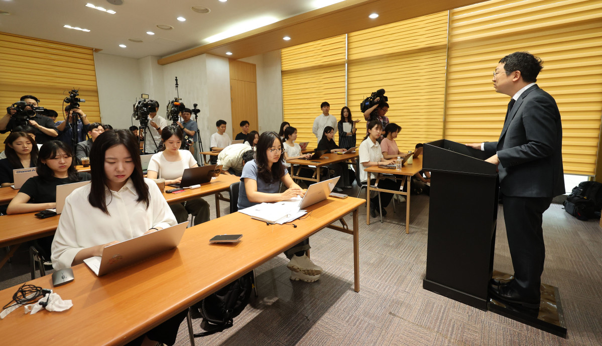 ▲정민영 순직해병 특검보가 2일 오전 서울 서초구에 마련된 특검 사무실에서 브리핑을 하고 있다. (뉴시스)