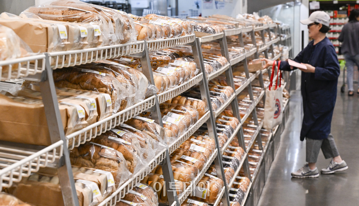 ▲6월 소비자물가 상승률이 두 달 만에 다시 2%대로 상승했다. 2일 통계청이 발표한 6월 소비자물가동향에 따르면 지난달 소비자물가지수는 116.31(2020년=100)로 전년 동월 대비 2.2% 상승했다. 품목별로 보면 가공식품(4.6%), 수산물(7.4%), 축산물(4.3%) 등 식료품 전반의 가격이 큰 폭으로 상승했다. 특히 고등어(16.1%), 마늘(24.9%), 김치(14.2%), 커피(12.4%) 등 서민 식탁에 자주 오르는 품목이 상승폭이 컸다. 라면은 작년보다 6.9% 상승해 2023년 9월(7.2%) 이후 21개월 만에 가장 높은 상승률을 보였고 달걀은 6.0% 올라 2022년 1월 이후 최고치를 기록했다. 이날 경기 고양시의 한 대형마트에서 시민들이 빵을 살펴보고 있다. 조현호 기자 hyunho@