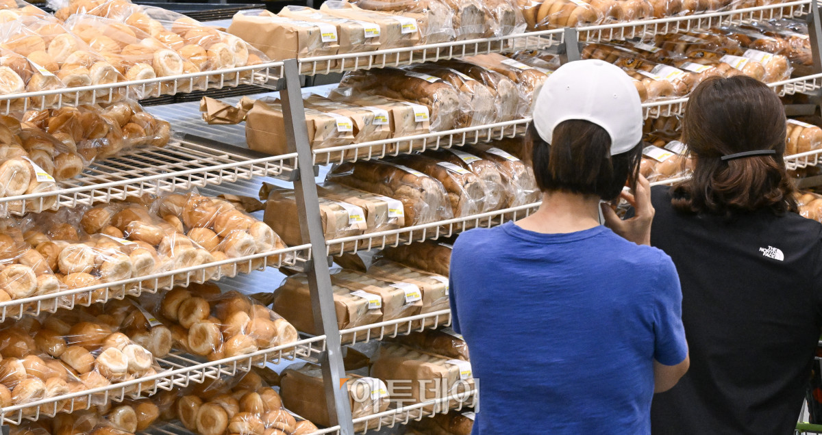 ▲6월 소비자물가 상승률이 두 달 만에 다시 2%대로 상승했다. 2일 통계청이 발표한 6월 소비자물가동향에 따르면 지난달 소비자물가지수는 116.31(2020년=100)로 전년 동월 대비 2.2% 상승했다. 품목별로 보면 가공식품(4.6%), 수산물(7.4%), 축산물(4.3%) 등 식료품 전반의 가격이 큰 폭으로 상승했다. 특히 고등어(16.1%), 마늘(24.9%), 김치(14.2%), 커피(12.4%) 등 서민 식탁에 자주 오르는 품목이 상승폭이 컸다. 라면은 작년보다 6.9% 상승해 2023년 9월(7.2%) 이후 21개월 만에 가장 높은 상승률을 보였고 달걀은 6.0% 올라 2022년 1월 이후 최고치를 기록했다. 이날 경기 고양시의 한 대형마트에서 시민들이 빵을 살펴보고 있다. 조현호 기자 hyunho@