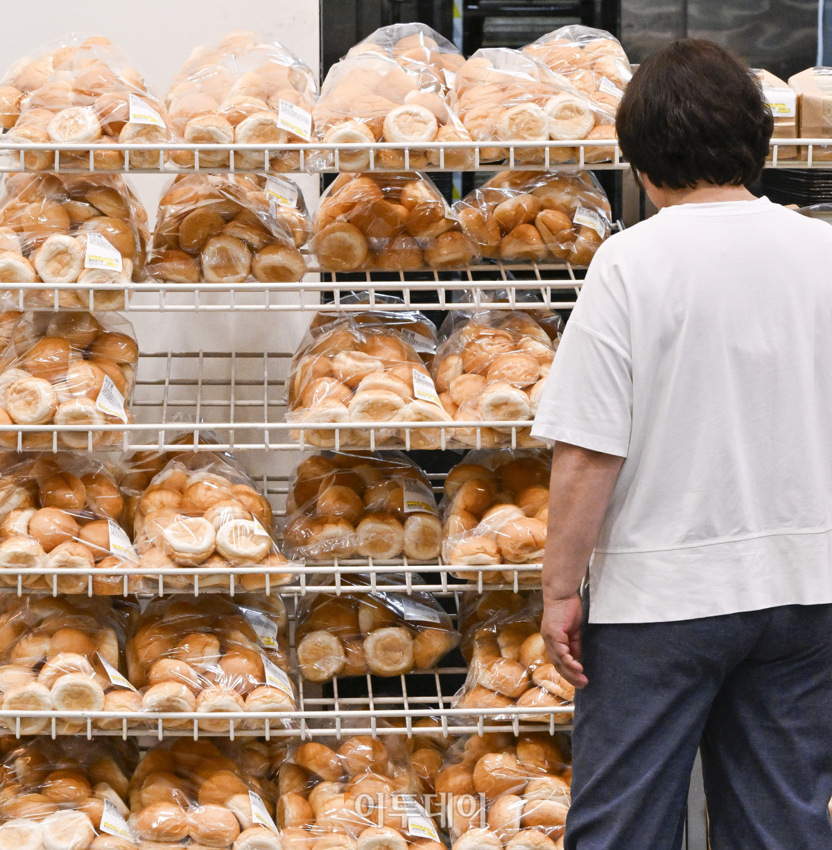 ▲6월 소비자물가 상승률이 두 달 만에 다시 2%대로 상승했다. 2일 통계청이 발표한 6월 소비자물가동향에 따르면 지난달 소비자물가지수는 116.31(2020년=100)로 전년 동월 대비 2.2% 상승했다. 품목별로 보면 가공식품(4.6%), 수산물(7.4%), 축산물(4.3%) 등 식료품 전반의 가격이 큰 폭으로 상승했다. 특히 고등어(16.1%), 마늘(24.9%), 김치(14.2%), 커피(12.4%) 등 서민 식탁에 자주 오르는 품목이 상승폭이 컸다. 라면은 작년보다 6.9% 상승해 2023년 9월(7.2%) 이후 21개월 만에 가장 높은 상승률을 보였고 달걀은 6.0% 올라 2022년 1월 이후 최고치를 기록했다. 이날 경기 고양시의 한 대형마트에서 시민들이 빵을 살펴보고 있다. 조현호 기자 hyunho@