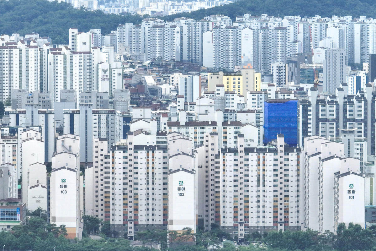 ▲<YONHAP PHOTO-3168> 주담대 6억 제한. 아파트 대출 감소 타격 규모는? (서울=연합뉴스) 서대연 기자 = 정부가 6억원 이상 주택담보대출을 금지하는 초고강도 대출 규제를 시행하며 서울 아파트의 74%, 18개 구의 대출 감소 타격이 있을 것으로 보이는 가운데 29일 서울 시내 아파트 단지의 모습. 이날 부동산R114의 수도권 아파트 평균 시세를 토대로 분석한 결과, 주택담보대출의 여신한도가 6억원으로 제한되면서 서울 전체 25개 구 가운데 18개 구의 대출액이 종전보다 줄어들 것으로 예상됐다. 가구 수로는 서울 시내 임대아파트를 제외한 전체 재고아파트 약 171만7천384가구의 74%에 해당하는 총 127만6천257가구(임대아파트 제외)가 타격을 받는다. 2025.6.29 dwise@yna.co.kr/2025-06-29 15:12:36/<저작권자 ⓒ 1980-2025 ㈜연합뉴스. 무단 전재 재배포 금지, AI 학습 및 활용 금지> (사진제공=연합뉴스)