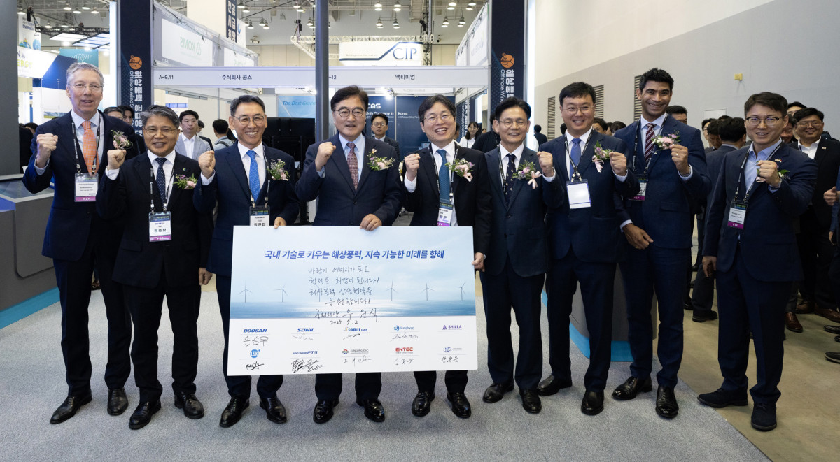 ▲두산에너빌리티가 한국풍력산업협회 주관으로 2일 부산 벡스코에서 개막한 ‘2025 해상풍력 공급망 컨퍼런스 전시회’에서 국내 9개 협력사와 공급망 활성화를 위한 상생협약을 체결한 가운데, (왼쪽 3번째부터) 정연인 두산에너빌리티 부회장, 우원식 국회의장, 김형근 한국풍력산업협회 회장, 산업통상자원부 양병내 무역위원회 상임위원 등 주요 인사들이 기념촬영을 하고 있다. (사진= 두산에너빌리티)