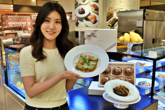 ▲롯데백화점 본점 지하 1층 식품관에서 모델이 '롯데호텔 프리미엄 보양식'을 들고 있다. (사진제공=롯데쇼핑)