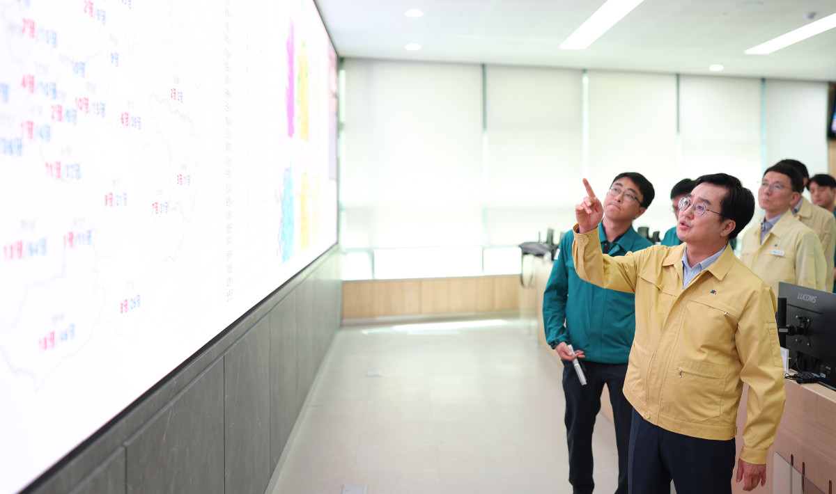 ▲재난상황실을 찾아 폭염상황을 살펴보는 김동연 지사. (경기도)