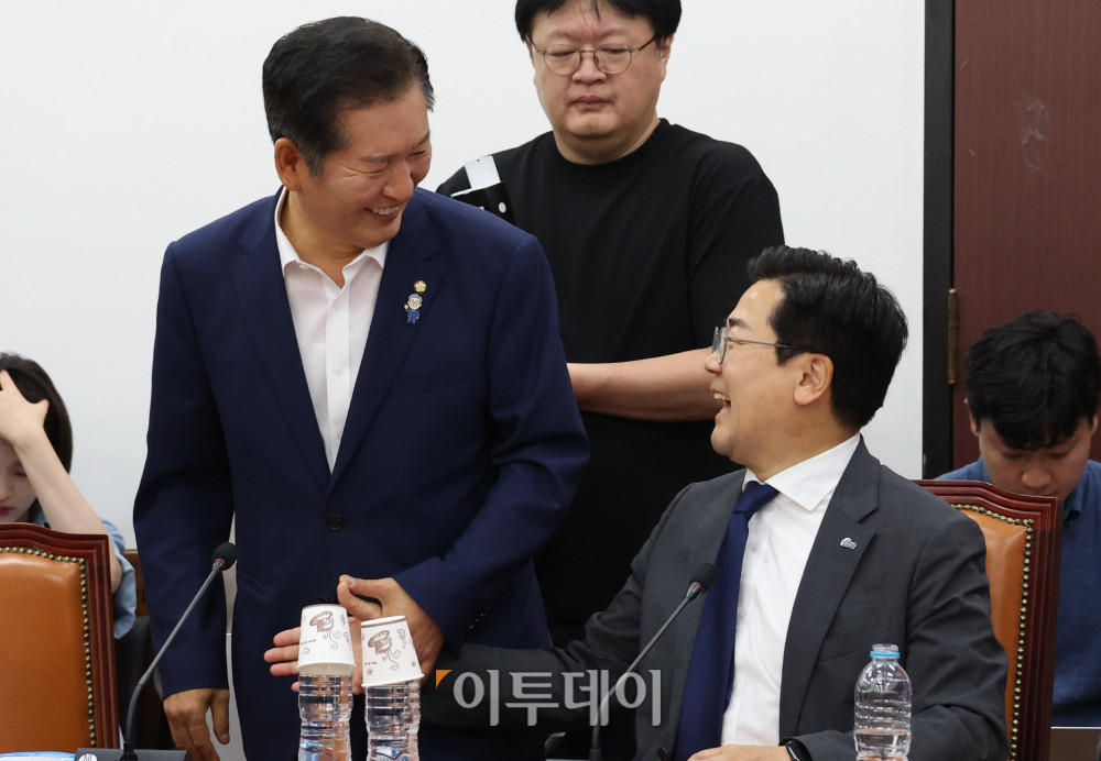 ▲더불어민주당 대표 후보 정청래(왼쪽), 박찬대 의원이 2일 서울 여의도 국회에서 열린 민주당 검찰개혁 토론회에 참석하고 있다. 고이란 기자 photoeran@