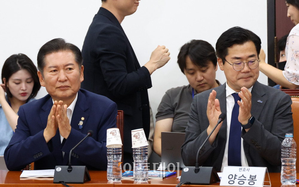 ▲더불어민주당 대표 후보 정청래(왼쪽), 박찬대 의원이 2일 서울 여의도 국회에서 열린 민주당 검찰개혁 토론회에서 박수를 치고 있다. 고이란 기자 photoeran@