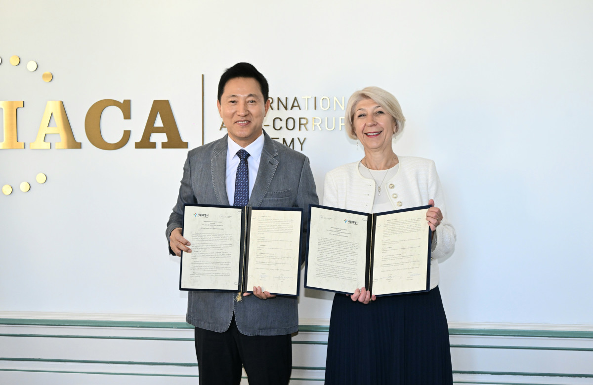 ▲오세훈 서울시장이 1일(현지시간) 국제반부패아카데미(IACA)와 업무협약(MOU)을 체결한 뒤 슬라쟈냐 타세바(Slagjana Taseva) 학장과 기념 촬영하고 있다. (사진제공=서울시)