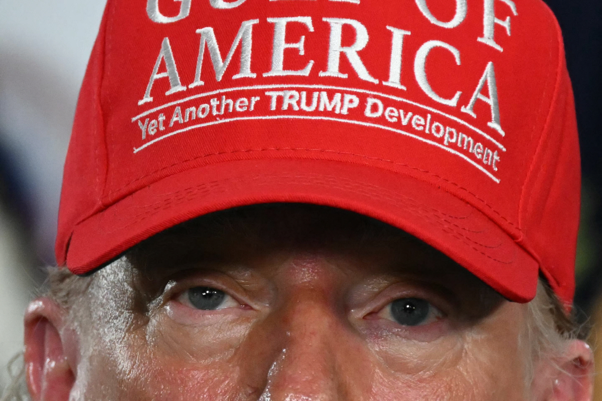 ▲도널드 트럼프 미국 대통령이 2기 행정부의 정책을 상징히는 MAGA 모자를 쓰고 있다.  (플로리다/AFP연합뉴스)