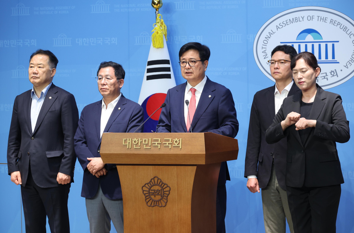 ▲ 김장겸 국민의힘 의원이  2일 서울 여의도 국회 소통관에서 열린 '민주당 과방위 방송3법 폭주와 일방통행식 소위 운영 규탄' 긴급 기자회견에서 발언을 하고 있다. 왼쪽부터 신성범 의원, 이상휘 의원, 김 의원, 박성훈 의원. 2025.07.02. (뉴시스)