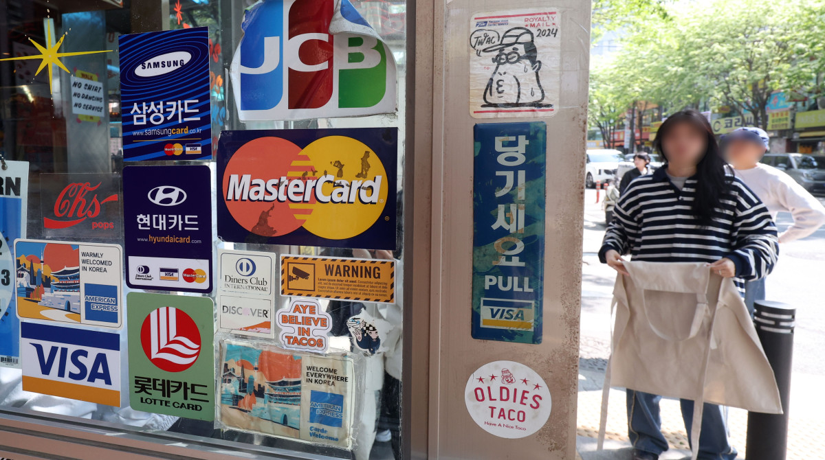 ▲서울 소재 한 음식점 입구에 결제가능 신용카드 스티커가 붙어 있다. (뉴시스)