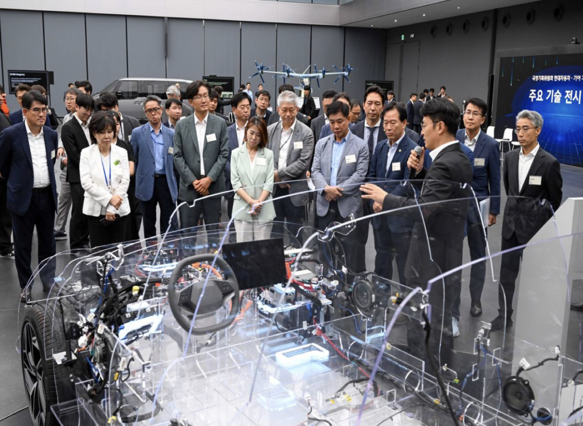 ▲국정기획위원회가 2일 현대자동차그룹 남양연구소를 방문해 자율주행 등 미래 모빌리티 산업 현황을 점검하고 있다. 사진=국정기획위원회