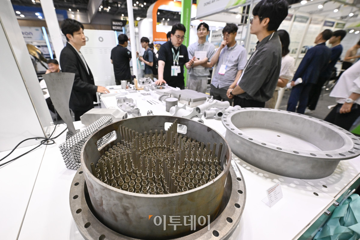 ▲2일 경기 고양시 킨텍스에서 열린 제23회 국제 나노기술융합전시회(나노코리아 2025)에서 관람객들이 전시 부스를 살펴보고 있다. 나노코리아는 나노기술 연구개발 및 상용화에 특화된 국내유일, 세계 3대 나노융합 국제행사다. 이번 전시는 나노, 접착코팅필름, 레이저기술, 첨단세라믹, 스마트센터 등 8개 전시가 합동 개최되어 424개사, 746개 부스가 설치돼 이날부터 4일까지 3일간 열린다. 조현호 기자 hyunho@