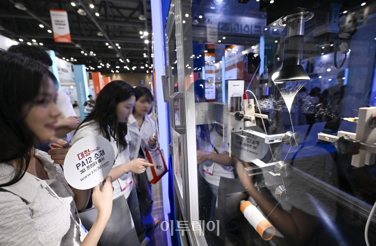 ▲2일 경기 고양시 킨텍스에서 열린 제23회 국제 나노기술융합전시회(나노코리아 2025)에서 관람객들이 전기방사장비를 살펴보고 있다. 나노코리아는 나노기술 연구개발 및 상용화에 특화된 국내유일, 세계 3대 나노융합 국제행사다. 이번 전시는 나노, 접착코팅필름, 레이저기술, 첨단세라믹, 스마트센터 등 8개 전시가 합동 개최되어 424개사, 746개 부스가 설치돼 이날부터 4일까지 3일간 열린다. 조현호 기자 hyunho@