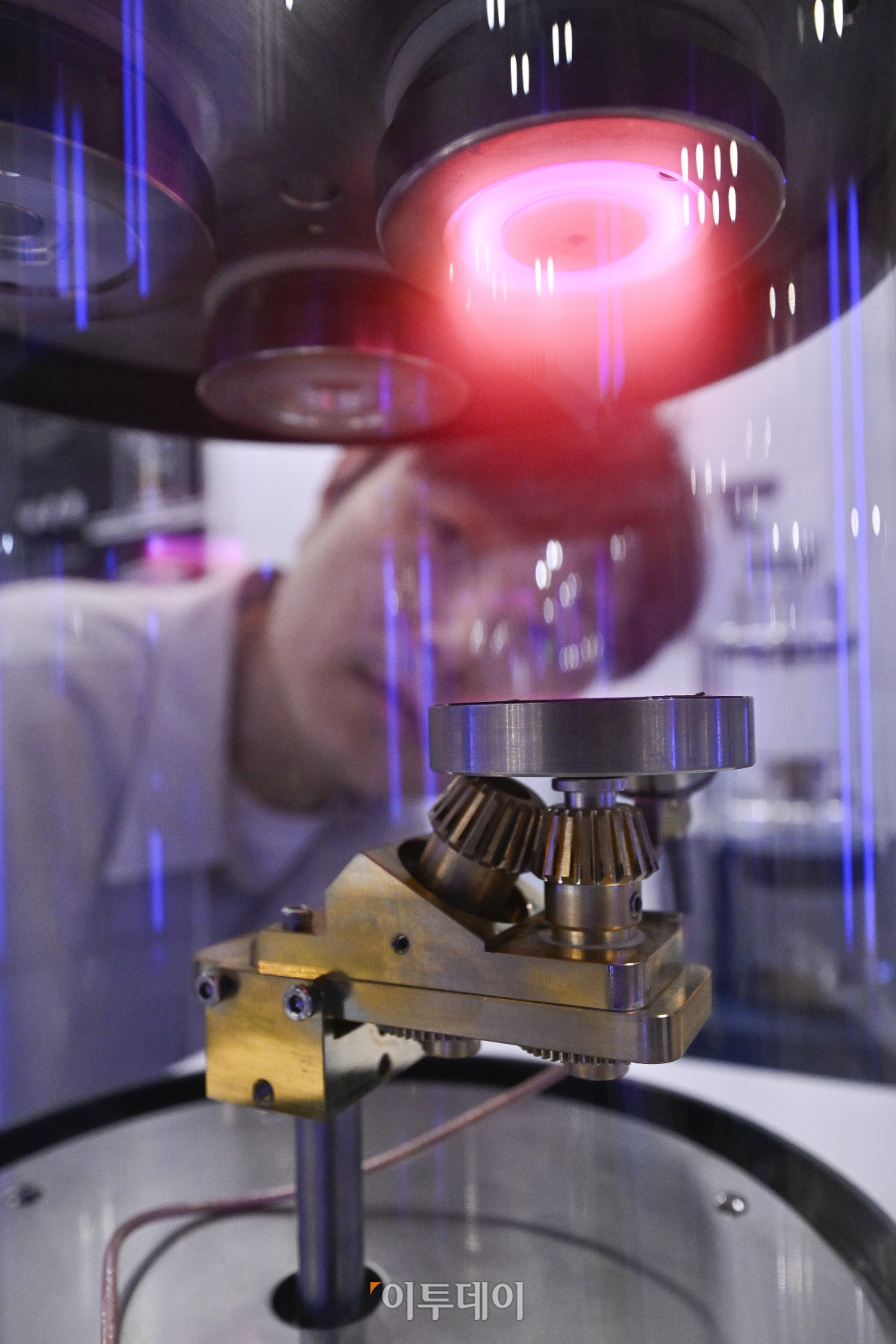 ▲2일 경기 고양시 킨텍스에서 열린 제23회 국제 나노기술융합전시회(나노코리아 2025)에서 관람객이 나노코팅 기술을 살펴보고 있다. 나노코리아는 나노기술 연구개발 및 상용화에 특화된 국내유일, 세계 3대 나노융합 국제행사다. 이번 전시는 나노, 접착코팅필름, 레이저기술, 첨단세라믹, 스마트센터 등 8개 전시가 합동 개최되어 424개사, 746개 부스가 설치돼 이날부터 4일까지 3일간 열린다. 조현호 기자 hyunho@