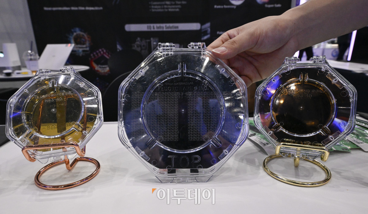 ▲2일 경기 고양시 킨텍스에서 열린 제23회 국제 나노기술융합전시회(나노코리아 2025)에서 관람객이 웨이퍼 박막 증착 기술을 살펴보고 있다. 나노코리아는 나노기술 연구개발 및 상용화에 특화된 국내유일, 세계 3대 나노융합 국제행사다. 이번 전시는 나노, 접착코팅필름, 레이저기술, 첨단세라믹, 스마트센터 등 8개 전시가 합동 개최되어 424개사, 746개 부스가 설치돼 이날부터 4일까지 3일간 열린다. 조현호 기자 hyunho@