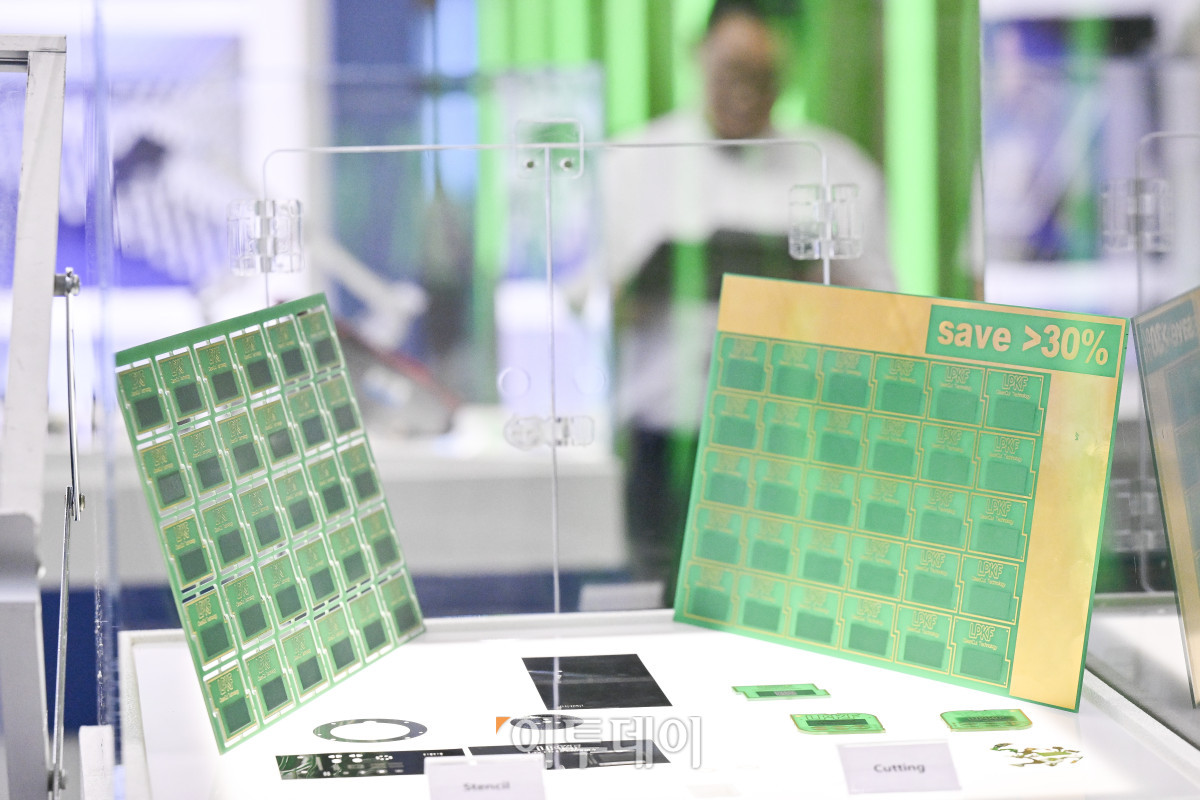 ▲2일 경기 고양시 킨텍스에서 열린 제23회 국제 나노기술융합전시회(나노코리아 2025)에 유리기판이 전시되어 있다. 나노코리아는 나노기술 연구개발 및 상용화에 특화된 국내유일, 세계 3대 나노융합 국제행사다. 이번 전시는 나노, 접착코팅필름, 레이저기술, 첨단세라믹, 스마트센터 등 8개 전시가 합동 개최되어 424개사, 746개 부스가 설치돼 이날부터 4일까지 3일간 열린다. 조현호 기자 hyunho@