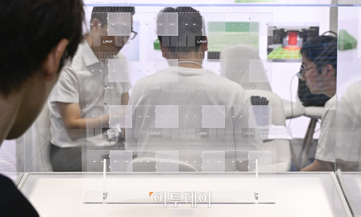 ▲2일 경기 고양시 킨텍스에서 열린 제23회 국제 나노기술융합전시회(나노코리아 2025)에서 관람객이 유리기판을 살펴보고 있다. 나노코리아는 나노기술 연구개발 및 상용화에 특화된 국내유일, 세계 3대 나노융합 국제행사다. 이번 전시는 나노, 접착코팅필름, 레이저기술, 첨단세라믹, 스마트센터 등 8개 전시가 합동 개최되어 424개사, 746개 부스가 설치돼 이날부터 4일까지 3일간 열린다. 조현호 기자 hyunho@