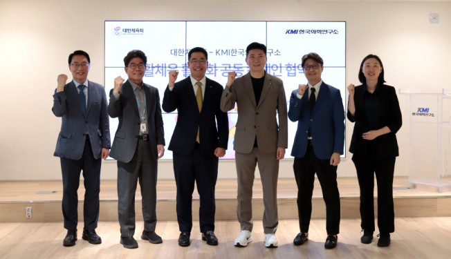 ▲(왼쪽부터) KMI한국의학연구소 이태근 ESG 운영총괄단장, 이광엽 커뮤니케이션실장, 이광배 이사장, 대한체육회 유승민 회장, 양우영 비서실장, 김선진 홍보실장 등 관계자들이 ‘생활체육 활성화 공동 캠페인 업무협약식’에서 기념촬영을 하고 있다. (사진제공=KMI한국의학연구소)