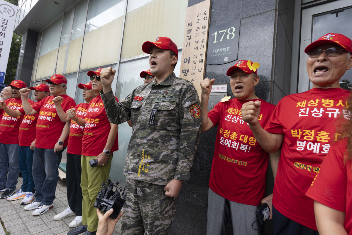 ▲2일 서울 서초구 채상병 특검 사무실 앞에서 해병대예비역연대 주최로 기자회견이 열리고 있다. 신태현 기자 holjjak@