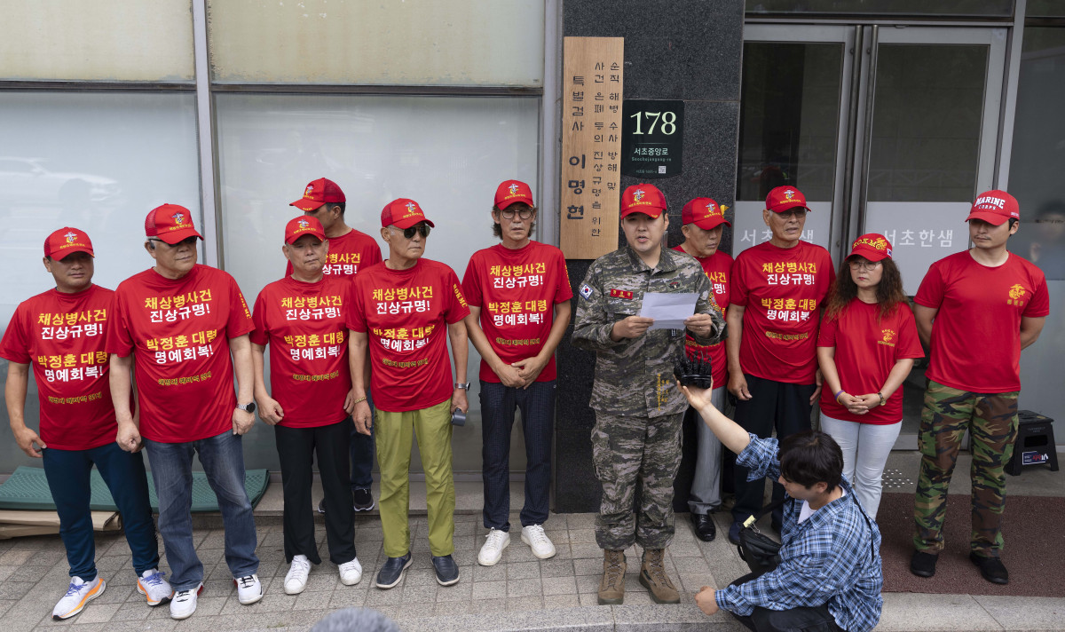 ▲2일 서울 서초구 채상병 특검 사무실 앞에서 해병대예비역연대 주최로 기자회견이 열리고 있다. 신태현 기자 holjjak@