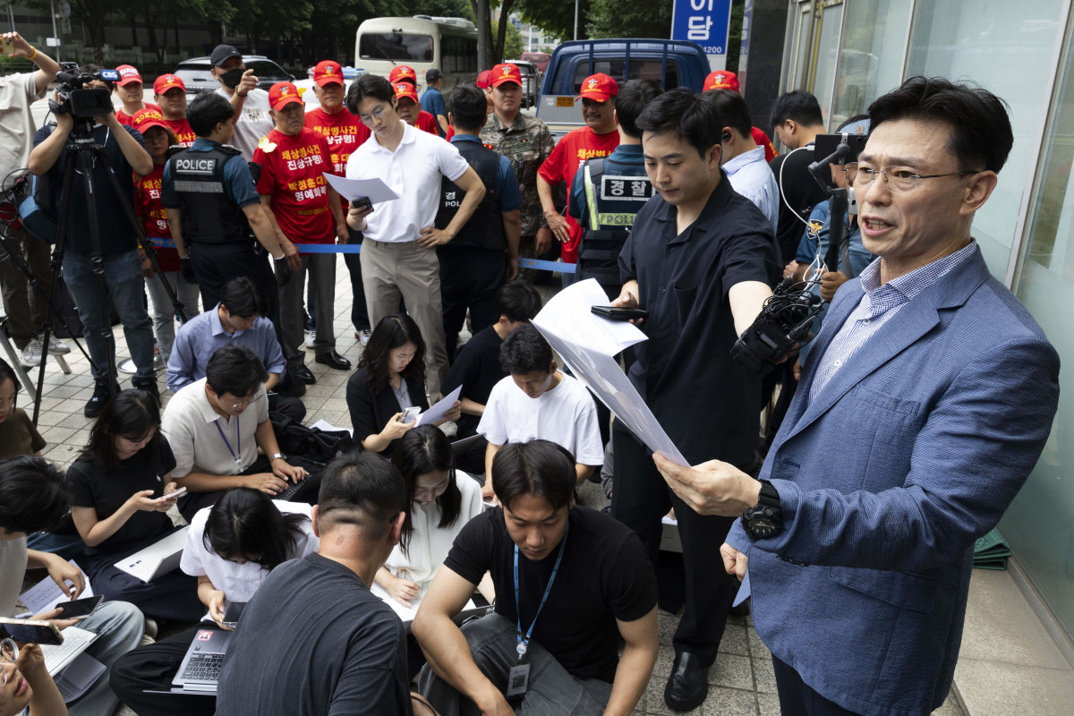 ▲임성근 전 해병대 1사단장이 2일 서울 서초구 채상병 특검 사무실 앞에서 출석 전 입장문을 발표하고 있다. 신태현 기자 holjjak@