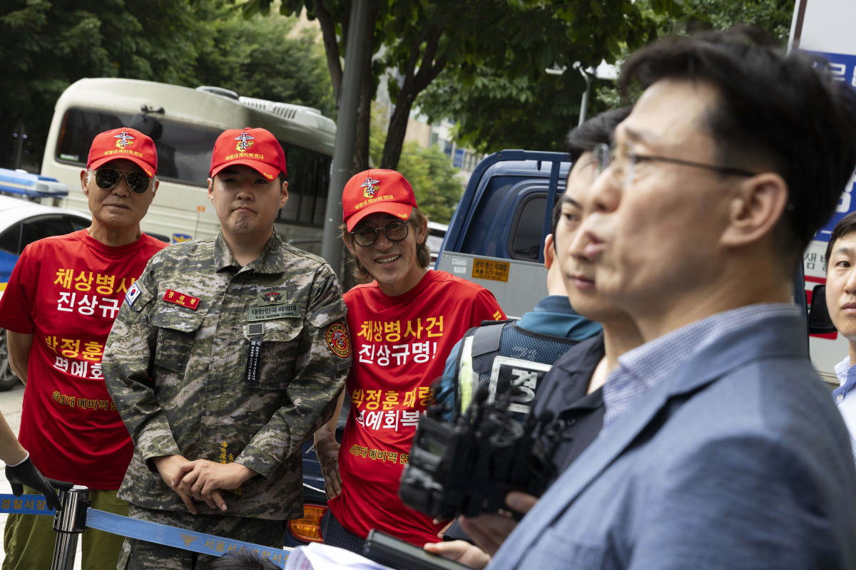 ▲임성근 전 해병대 1 사단장이 2일 서울 서초구 채상병 특검 사무실 앞에서 조사를 받기 전 입장문을 발표하는 가운데 해병대예비역 회원이 웃음을 짓고 있다. 신태현 기자 holjjak@