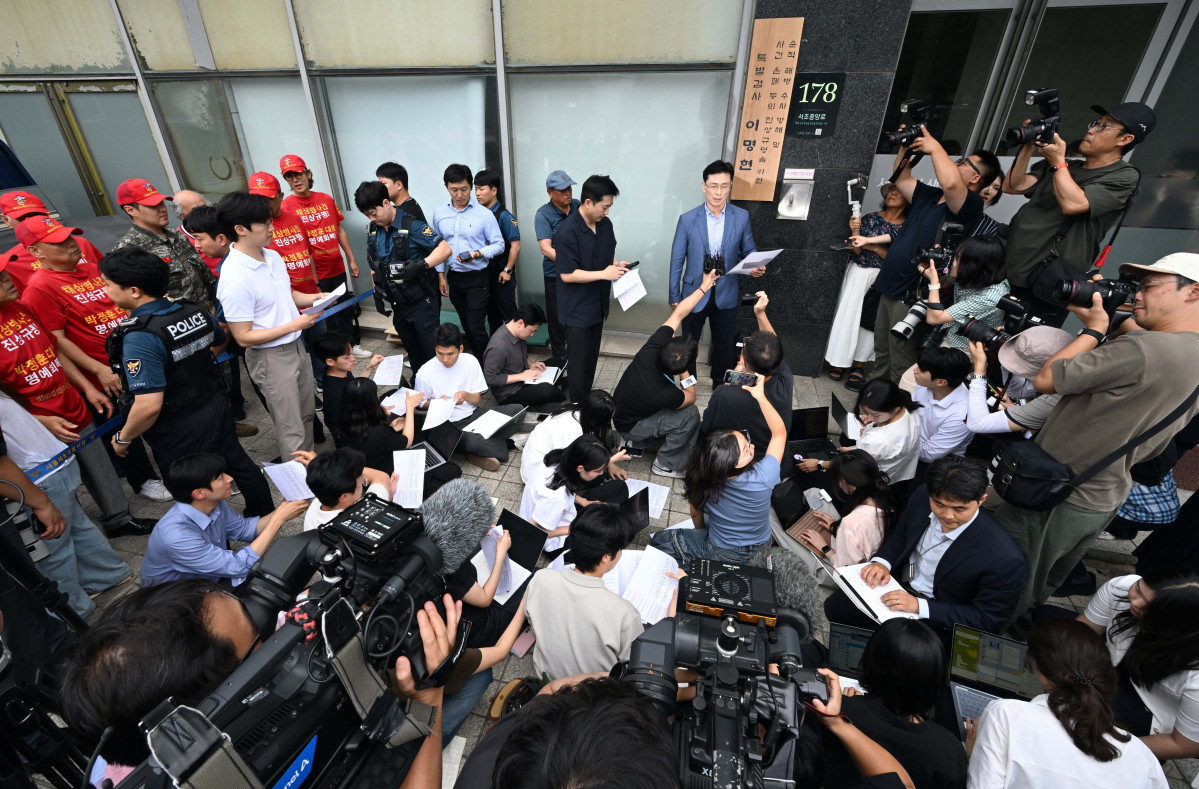 ▲임성근 전 해병대 1사단장이 2일 서울 서초구 채상병 특검 사무실 앞에서 취재진 질문에 답하고 있다. 신태현 기자 holjjak@
