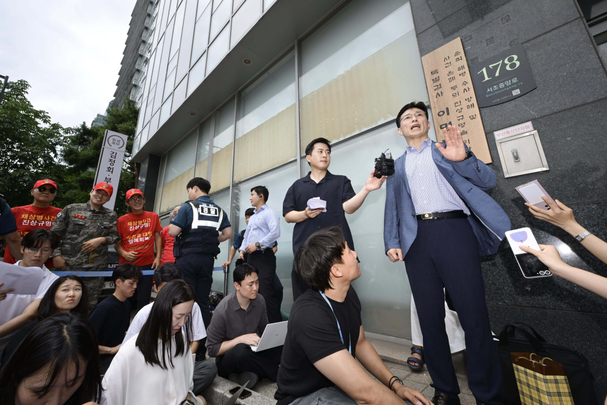 ▲2일 서울 서초구 채상병 특검 사무실 앞에서 임성근 전 해병1사단장이 입장을 발표하자 정원철 해병대 예비역 연대 회장을 비롯한 예비역들이 항의하고 있다. 신태현 기자 holjjak@