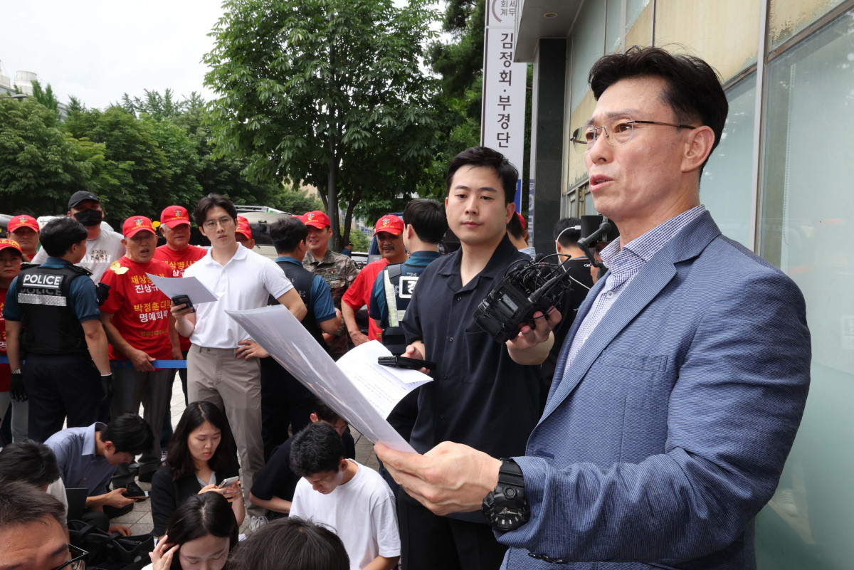 ▲임성근 전 해병대 1사단장이 2일 서울 서초구 채상병 특검 사무실 앞에서 출석 전 입장문을 발표하고 있다. 신태현 기자 holjjak@