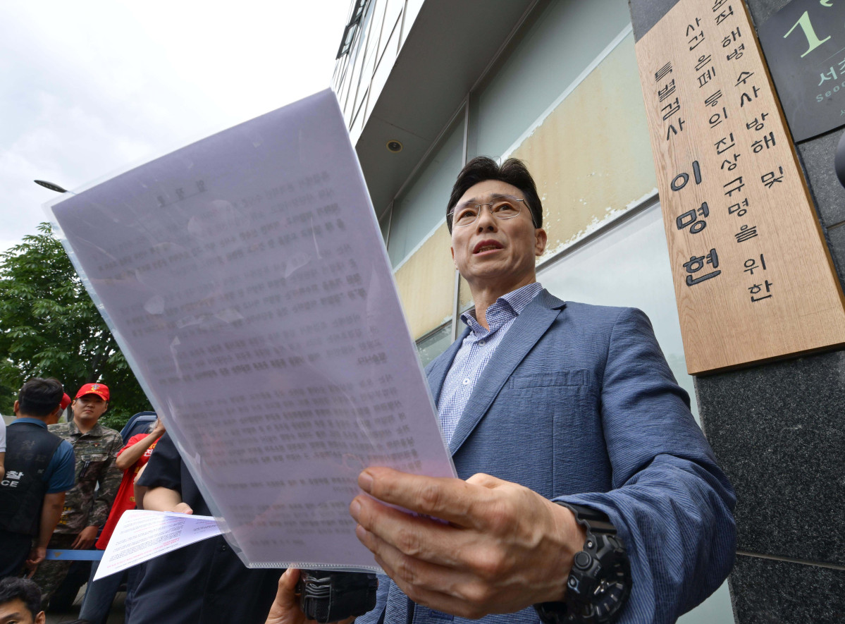 ▲임성근 전 해병대 1사단장이 2일 서울 서초구 채상병 특검 사무실 앞에서 출석 전 입장문을 발표하고 있다. 신태현 기자 holjjak@