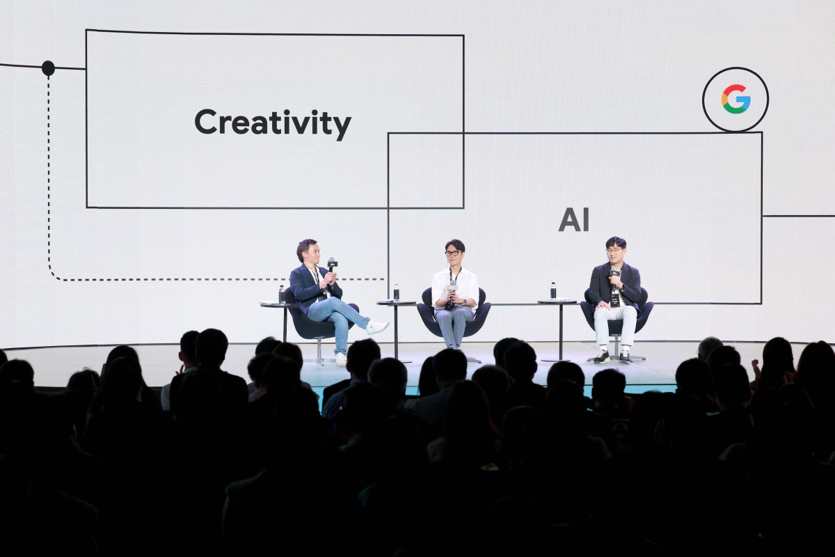 ▲사이먼 토쿠미네 구글 랩스 디렉터, 이낙준 소설가, 구범준 세바시 대표가 2일 서울 강남구 조선 팰리스 호텔에서 열린 ‘구글 포 코리아 2025’에서 ‘AI, 창작의 지평을 넓히다’를 패널토크에 참여하고 있다. 신태현 기자 holjjak@