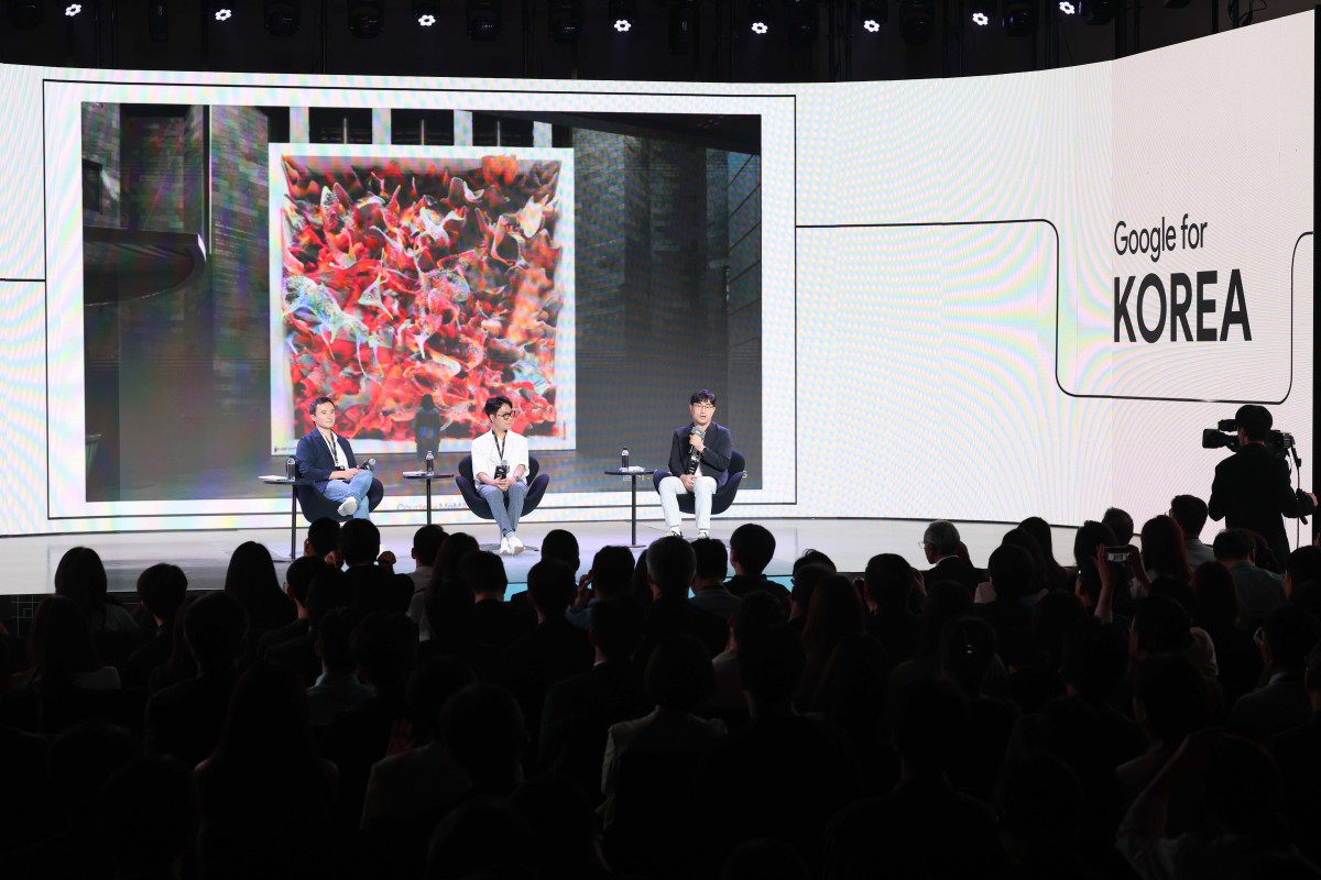 ▲사이먼 토쿠미네 구글 랩스 디렉터, 이낙준 소설가, 구범준 세바시 대표가 2일 서울 강남구 조선 팰리스 호텔에서 열린 ‘구글 포 코리아 2025’에서 ‘AI, 창작의 지평을 넓히다’를 패널토크에 참여하고 있다. 신태현 기자 holjjak@