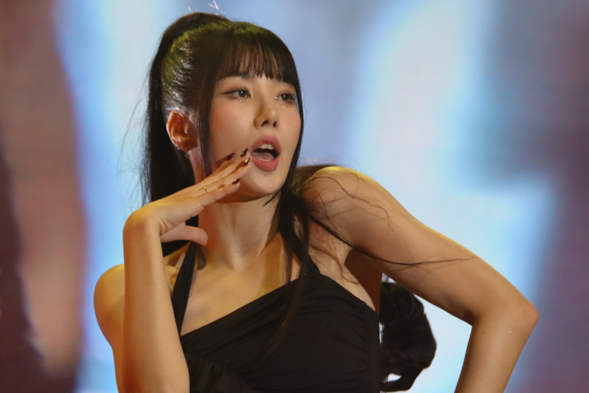▲가수 권은비가 2023년 9월 26일 오후 경북 구미대학교 대운동장에서 열린 '해피 뮤직 페스티벌' 행사에서 히트곡 '언더워터'를 부르고 있다. (사진제공=구미대/뉴시스)