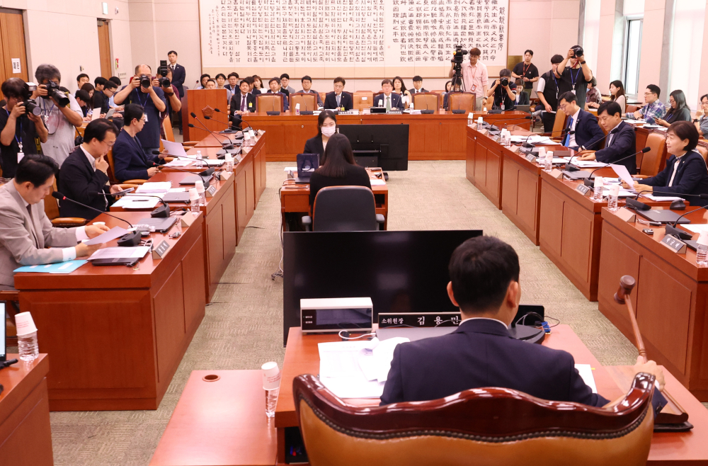 ▲2일 서울 여의도 국회 법제사법위원회 법안심사제1소위원회에서 더불어민주당 소속 김용민 위원장이 상법 일부개정법률안 등 안건 심사 개의를 알리는 의사봉을 두드리고 있다. (고이란 기자 photoeran@)