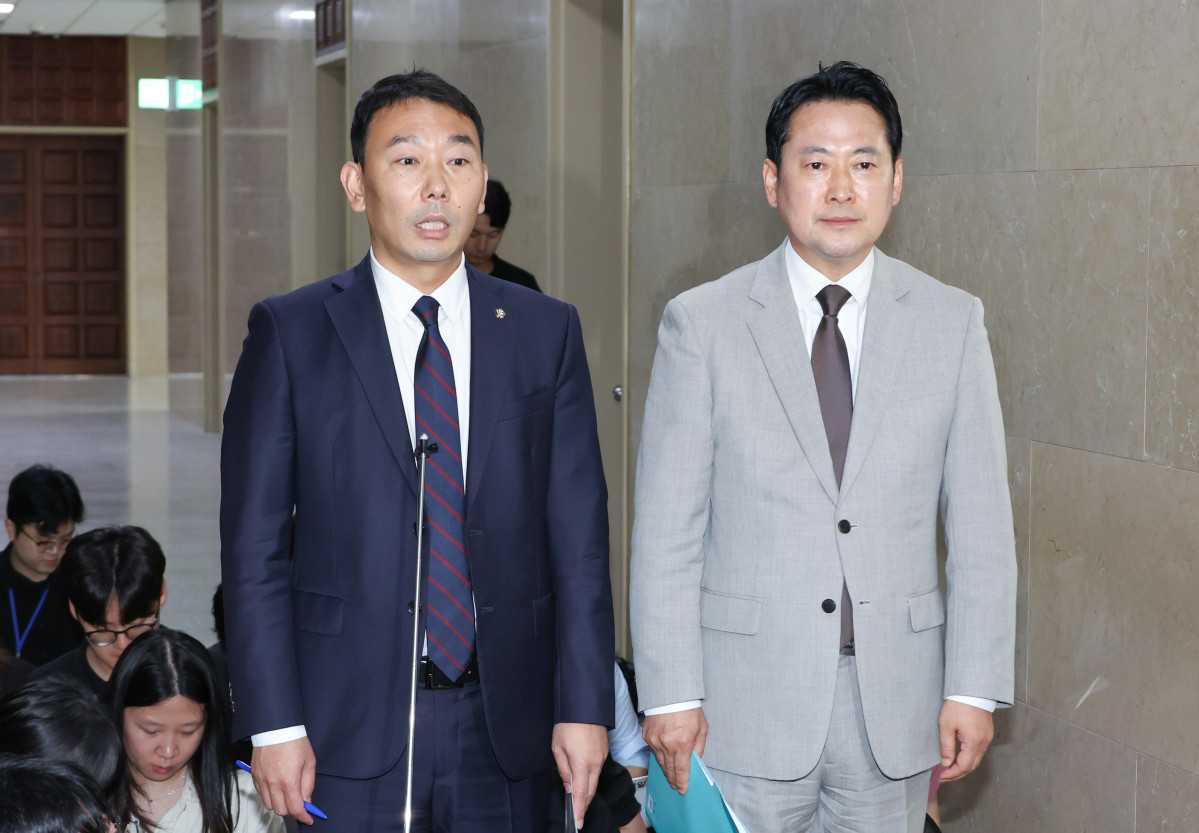 ▲국회 법제사법위원회 여야 간사인 더불어민주당 김용민 의원(왼쪽)과 국민의힘 장동혁 의원이 2일 서울 여의도 국회에서 상법개정안 처리에 합의한 뒤 취재진에게 합의 내용을 설명하고 있다. (연합뉴스)