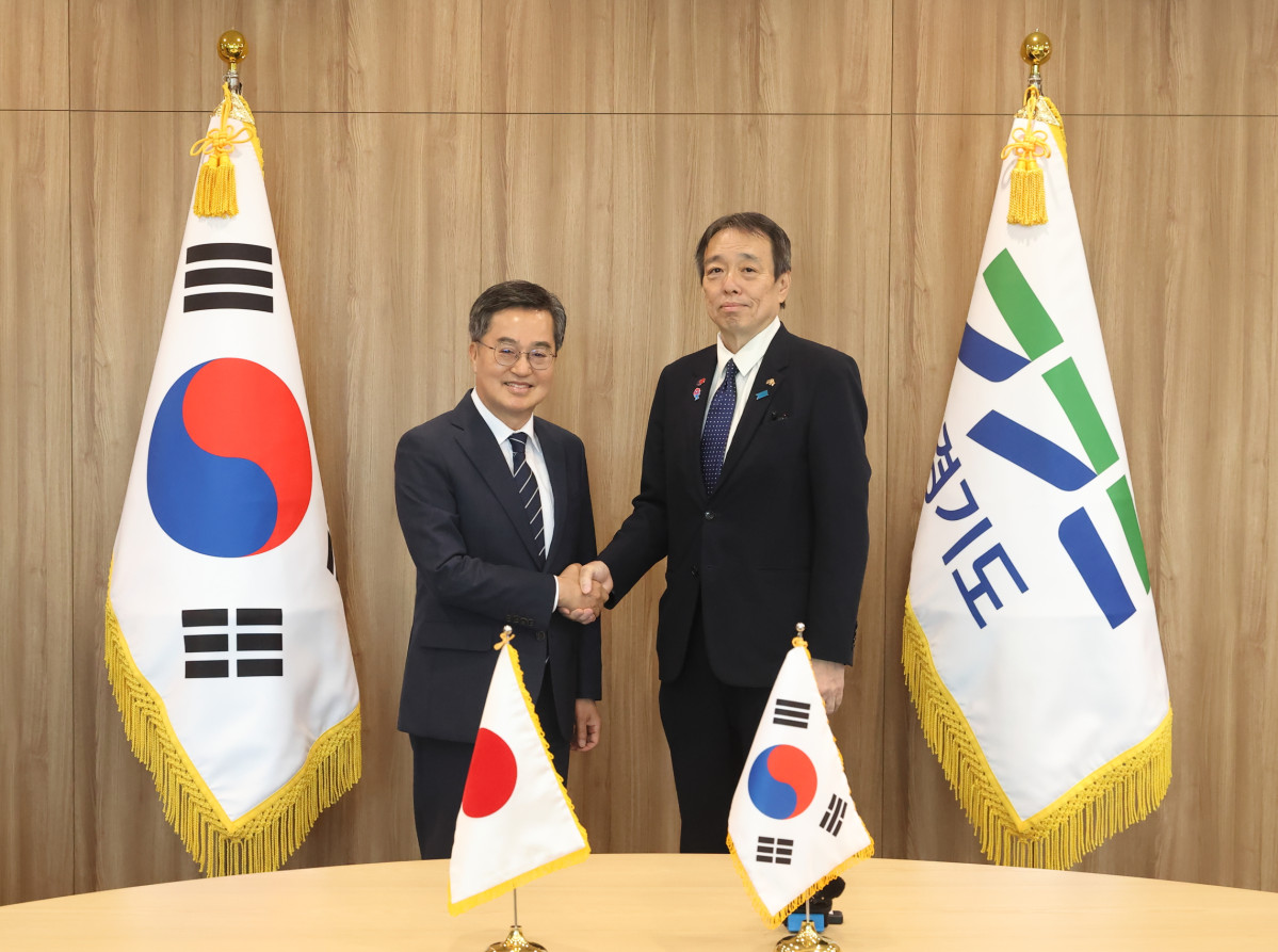 ▲2일 오후 김동연 경기도지사가 도청 집무실에서 미즈시마 코이치 주한 일본 대사와 기념촬영을 하고있다. (경기도)