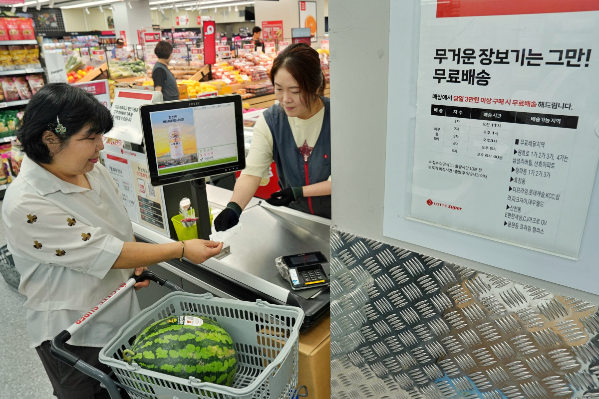 ▲서울시 용산구에 위치한 롯데슈퍼 원효로점에서 고객이 '하절기 무료 배달' 서비스를 이용하고 있다. (사진제공=롯데슈퍼)